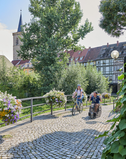 Mit dem Handbike über die Krämerbrücke in Erfurt | © Florian Trykowski | Thüringer Tourismus GmbH