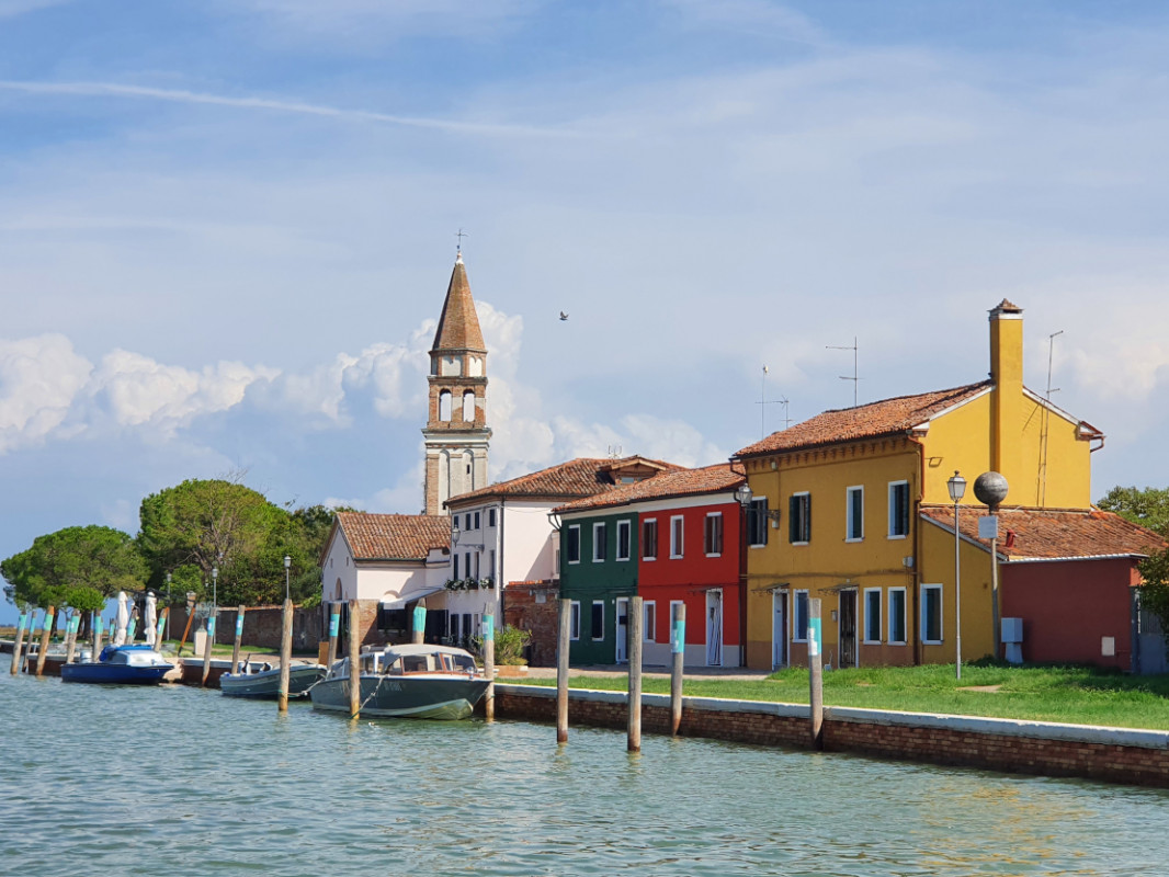 Die Insel Burano in der Nähe von Venedig mit ihren farbenfrohen Häusern - © videlis Seniorenreisen e. V.