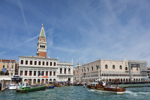 Venedig vom Wasser mit Ausblick auf den Glockenturm und den Dogenpalast - © videlis Seniorenreisen e. V.