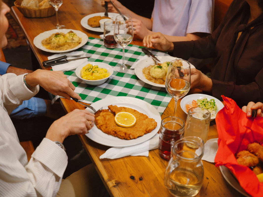 Wiener Schnitzel in barrierefrei zugänglicher Gastronomie - © WienTourismus | Mafalda Rakoš