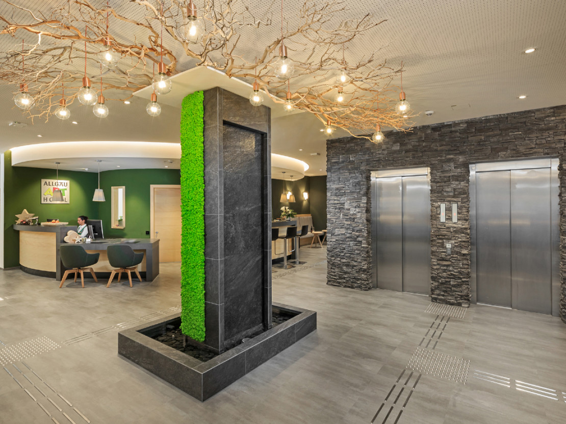 Rezeption des Hotels - © Allgäuer Art Hotel