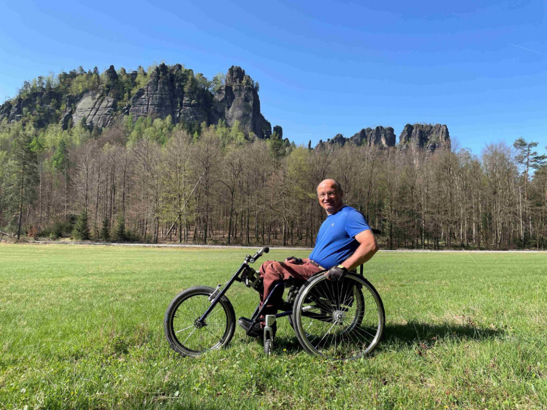 Auf Handbiketour in der Sächsischen Schweiz - Von leicht bis anspruchsvoll: In der Sächsischen Schweiz können Rollstuhlfahrer und Handbiker aus einer Vielzahl barrierefrei geprüfter Touren wählen. - © Veit Riffer