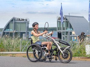 Handbiken im Lausitzer Seenland. Foto: © Tourismusverband Lausitzer Seenland, Nada Quenzel
