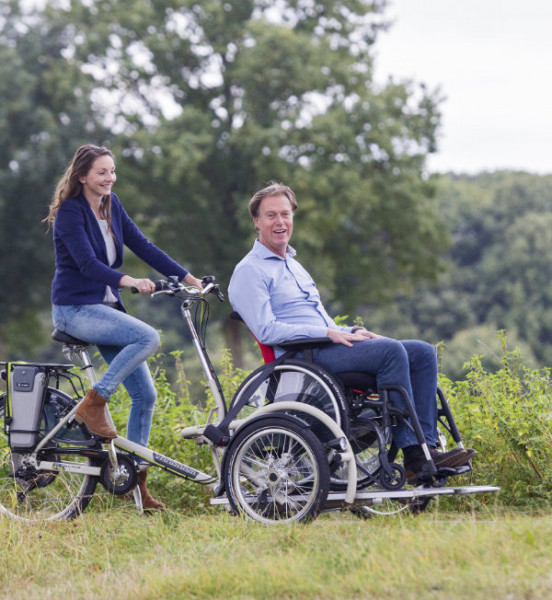 VeloPlus in Bewegung - Das Van Raam VeloPlus ist ein spezialisiertes Rollstuhltransportrad. Es ermöglicht Personen, in ihrem eigenen Rollstuhl zu sitzen, während sie transportiert werden. - © Van Raam I Lonneke Ruesink; www.lonnekeruesink.nl