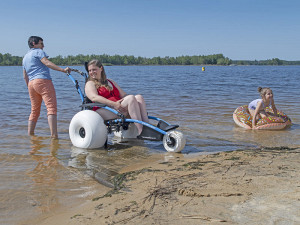 Amphibienrollstuhl am Senftenberger See. Foto: © Tourismusverband Lausitzer Seenland I Nada Quenzel