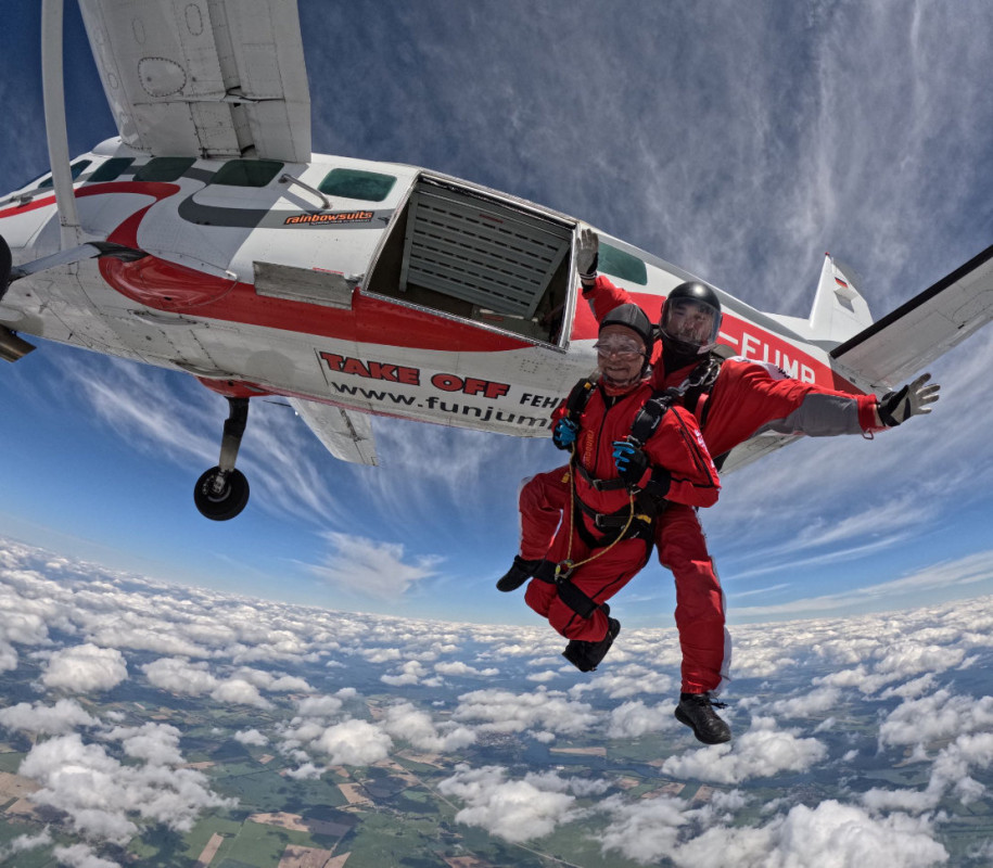 Tandemsprung in der Brandenburgischen Seenplatte - Sprung aus 4.000 Metern Höhe: Auf dem Flugplatz Fehrbellin können dank geschulter Tandempartner auch Menschen mit Einschränkungen freien Fall erleben. - © Fallschirmsport Fehrbellin