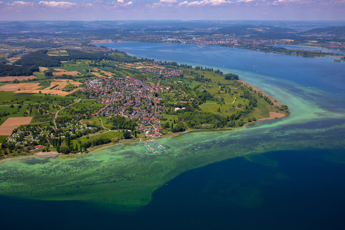 Radtouren zwischen See- und Vulkanlandschaft - Am Ufer des Untersees verläuft eine der Routen dem Bodensee-Radweg folgend von Radolfzell über die Halbinsel Höri bis nach Horn, mit freien Sichtachsen auf das Wasser. - © Achim Mende