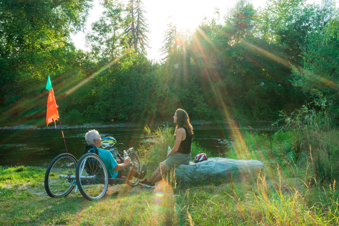 Schöne Rastmöglichkeiten am Ufer - Die neuen Radtouren für Alle wurden professionell überprüft und nach bestimmten Kriterien bewertet. Darunter: Wegelänge und -breite, Wegeoberfläche, Neigungen, das Vorhandensein von regelmäßigen Sitzgelegenheiten und barrierefreien Rastmöglichkeiten. - © REGIO e.V., KD-Studio