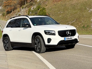 Mit ihrem individuell umgebauten Fahrzeug von PARAVAN kann Serina selbständig mobil sein | © PARAVAN GmbH