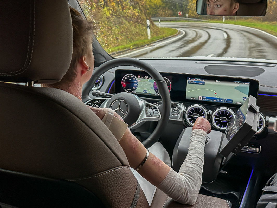 Digitale Lenksystem Space Drive im Mercedes GLB - Das digitale Lenksystem Space Drive im Mercedes GLB ermöglicht es, das Fahrzeug präzise über einen 2-Wege-Joystick zu steuern. - © PARAVAN GmbH