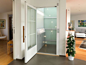 Ein Aufzug erhöht den Wohnkomfort und schafft Barrierefreiheit. Der Einbau ist vielfach bei überschaubarem Aufwand möglich.