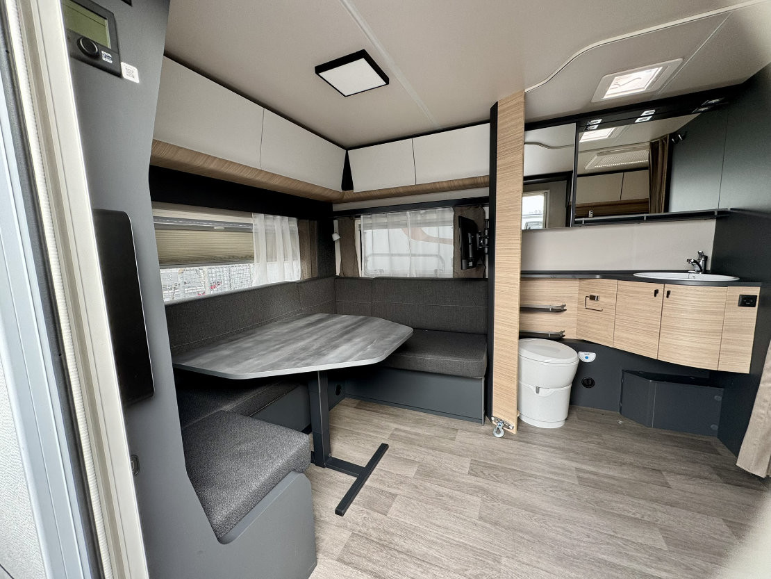 Barrierefrei Hobby Maxia 585 UL - Angepasste Sitzgruppe für großzügige Bewegungsflächen - © SmartCarCamping UG