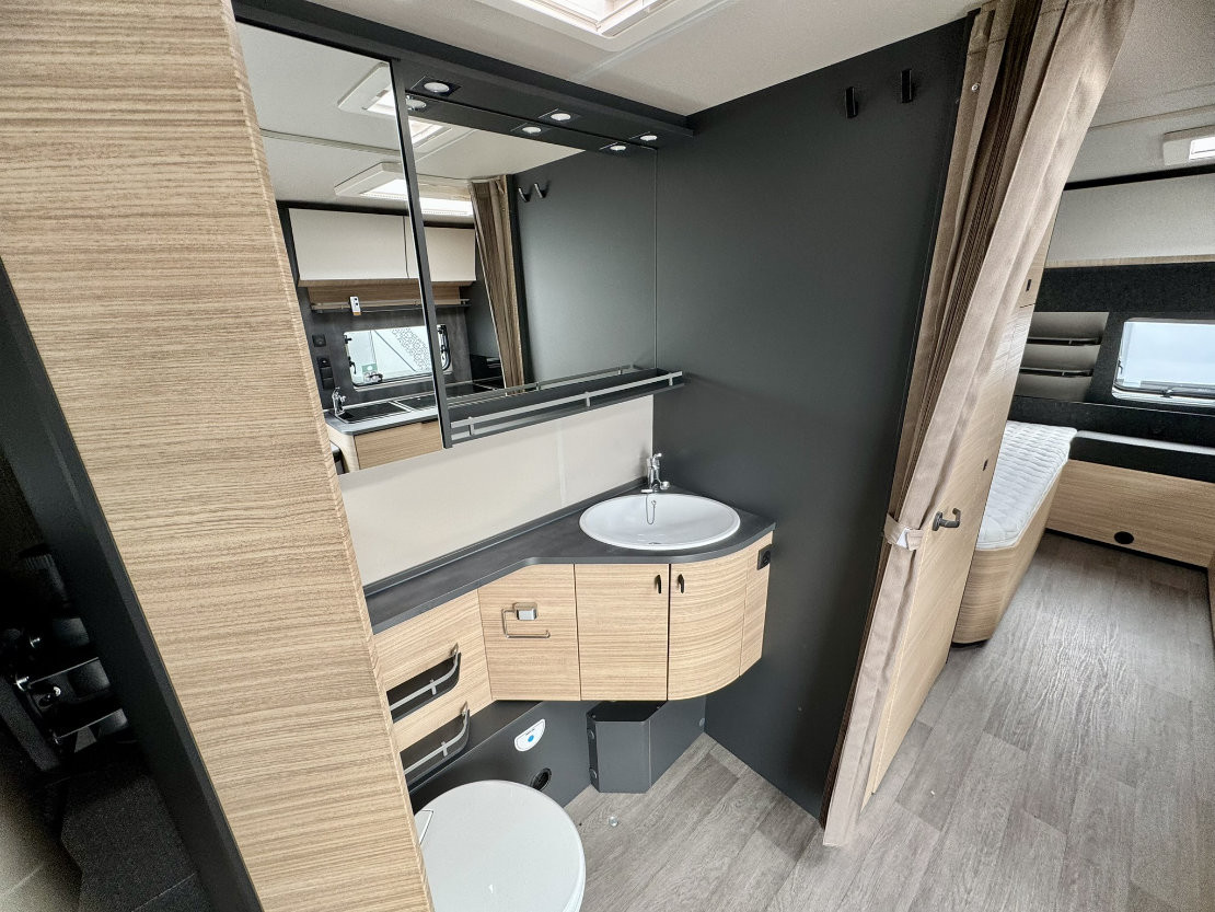 Barrierefrei Hobby Maxia 585 UL - Sanitäre Einrichtungen des Hobby Maxia 585 UL - © SmartCarCamping UG