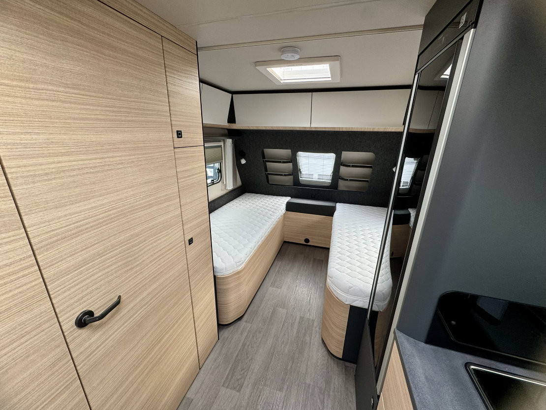 Barrierefrei Hobby Maxia 585 UL - Komfortabler Wohn- und Schlafbereich des umgebauten Hobby Maxia 585 UL Wohnwagens. - © SmartCarCamping UG