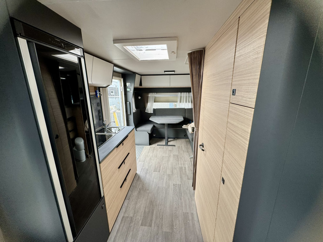 Barrierefrei Hobby Maxia 585 UL - Durch die optimierte Raumgestaltung entsteht ein Wohnwagen für Menschen mit Behinderung, der selbst bestimmtes Reisen ermöglicht. - © SmartCarCamping UG