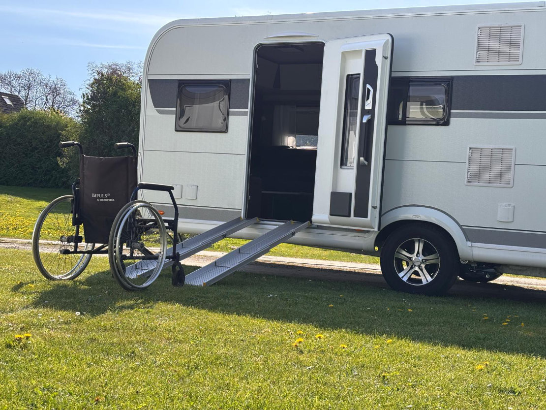 Rollstuhlgerechter Wohnwagen - Eine Rampe führt rollstuhlgerecht in den Wohnwagen - © SmartCarCamping UG