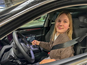 Ein Lächeln für die neue Freiheit: Lena steuert ihren Skoda Superb sicher mit dem Space Drive System und zwei Joysticks. | © PARAVAN GmbH