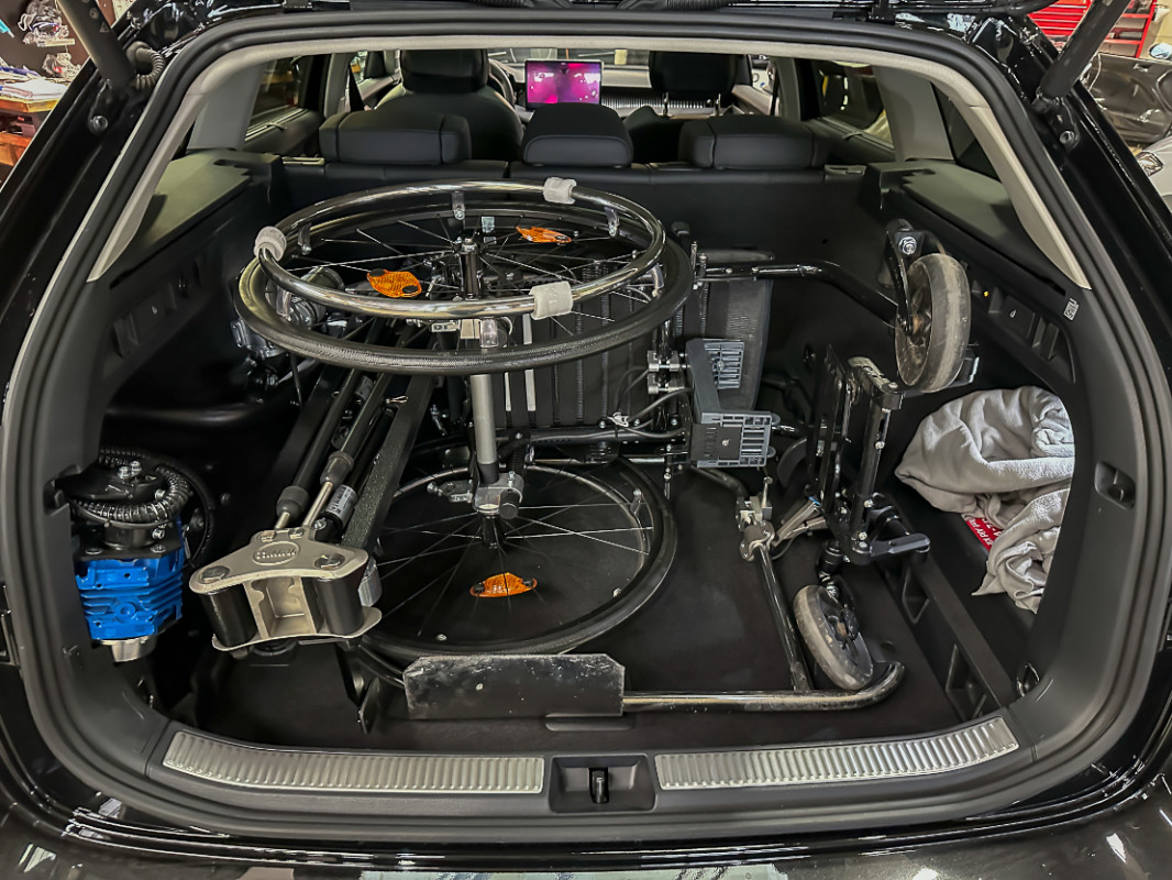 Danke des Robot 3000 kann der Rollstuhl automatisiert im Fahrzeug verstaut werden - © PARAVAN GmbH