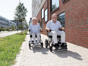 Mobil und unabhängig: Gemeinsam die Sonne genießen mit flexiblen Elektrorollstühlen für den Alltag. |  © ackerblau OG