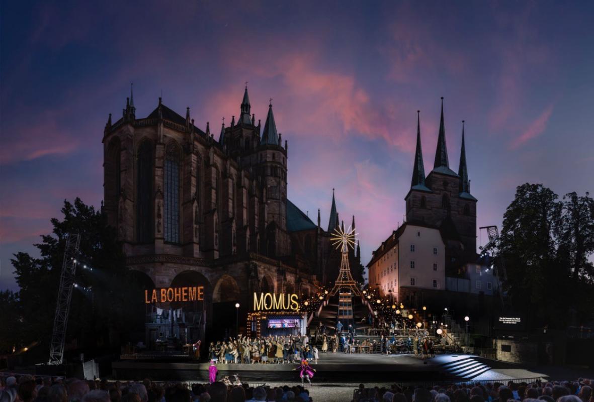 Inszenierung von La Bohème bei den DomStufen-Festspielen. - Theaterbühne auf 70 Stufen: Diese Kulisse vor Mariendom und Severikirche nutzt das Theater Erfurt bei den DomStufenFestspiele jedes Jahr für eine neue Inszenierung. - © Theater Erfurt, Lutz Edelhoff