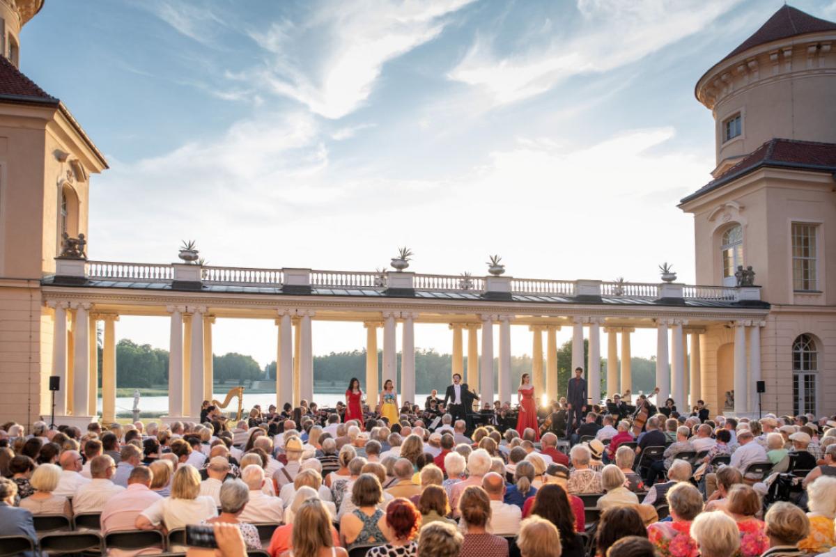 Operngala Schloss Rheinsberg - Kultur im Schloss: Bei der Operngala im Schloss Rheinsberg kommen junge Sänger vor traumhafter Kulisse zusammen. - © Uwe Hauth