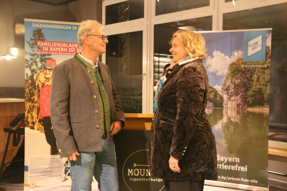 Jugendherbergen in Bayern sind barrierefrei und mit "Reisen für Alle" ausgezeichnet - Michael Friedel, Bezirksbeauftragter für Oberbayern, Landeverband Bayern im DJH, im Gespräch mit Ministerialdirektorin Dr. Ulrike Wolf - © Deutsches Jugendherbergswerk Landesverband Bayern e.V. Jugendherbergen in Bayern sind barrierefrei und mit "Reisen für Alle" ausgezeichnet - Michael Friedel, Bezirksbeauftragter für Oberbayern, Landeverband Bayern im DJH, im Gespräch mit Ministerialdirektorin Dr. Ulrike Wolf - © Deutsches Jugendherbergswerk Landesverband Bayern e.V.