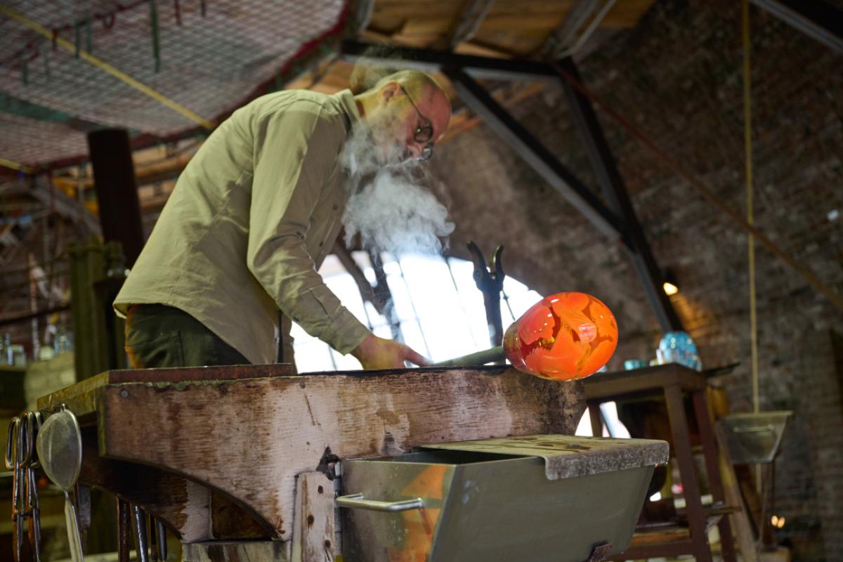 Die Kunst aus Feuer und Sand Glas zu formen wird auch heute noch in der Glashütte Gernheim gezeigt. - © LWL | Peter Hübbe