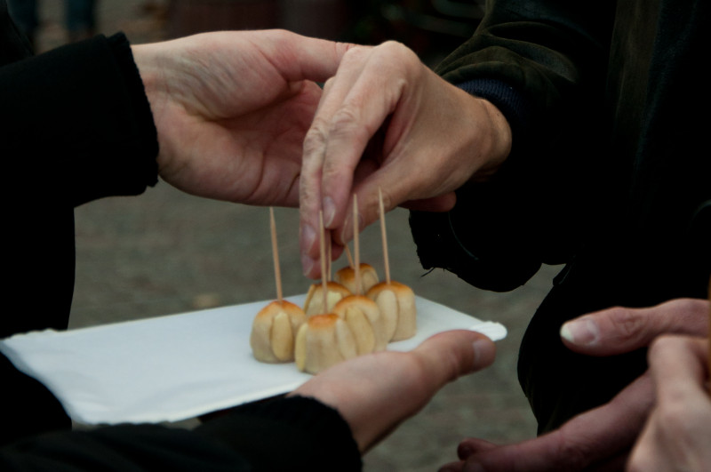Der Weihnachtsmarkt wird mit allen Sinnen erfahren - Verkostung einer Frankfurter Spezialität während dem Rundgang auf dem Weihnachtsmarkt - © Tourismus+Congress GmbH Frankfurt am Main / Holger Ullmann Der Weihnachtsmarkt wird mit allen Sinnen erfahren - Verkostung einer Frankfurter Spezialität während dem Rundgang auf dem Weihnachtsmarkt - © Tourismus+Congress GmbH Frankfurt am Main / Holger Ullmann