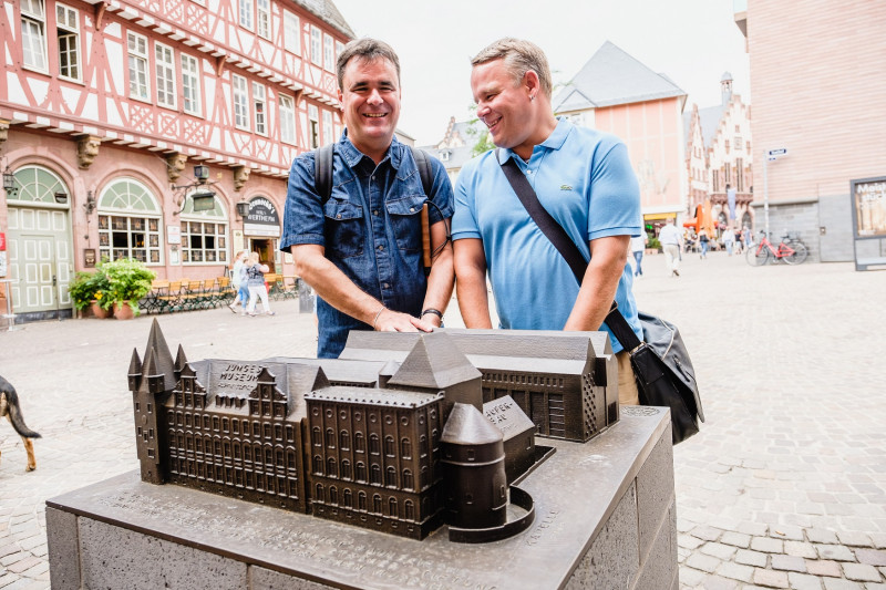 Neben Klassikern werden auch die neuen Highlights der Stadt gezeigt - Besuch am Tastmodell der Frankfurter Altstadt - © Tourismus+Congress GmbH Frankfurt am Main / Holger Ullmann Neben Klassikern werden auch die neuen Highlights der Stadt gezeigt - Besuch am Tastmodell der Frankfurter Altstadt - © Tourismus+Congress GmbH Frankfurt am Main / Holger Ullmann