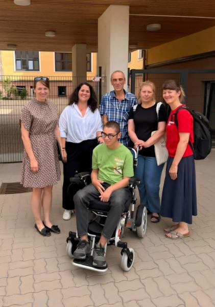 Fröhliche Gesichter bei der Spendenübergabe in Gabriels Schule (hinten vlnr): Isabella Koppensteiner und Bettina Haberl von Help-24, Gabriels Eltern, Angelina Percsy von der Caritas, vorne: Gabriel. - © Help-24 GmbH
