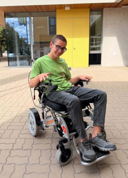 Die Freude des 13-jährigen Gabriel über seinen neuen Elektrorollstuhl von Immer-Mobil ist groß, da er so leichter zur Schule kommt. - © Help-24 GmbH