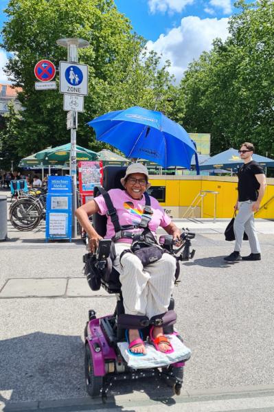 Michelle ist mit ihrem PR 30/II selbstständig, flexibel und mobil unterwegs – mitten im Alltag und in der Stadt. - © Privat