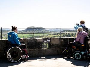 Rollstuhlgerechte Wege und Ausstellungen, Tastmodell, Audioguide in Leichter Sprache, Videoguide in Deutscher Gebärdensprache, Blindenleitsystem: Die Festung Königstein gehört unter den Kultureinrichtungen in Sachsen zu den Vorreitern beim Thema Barrierefreiheit. Foto: © Integrativ-aktiv