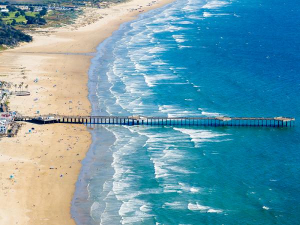 Der Pismo Beach Pier zählt mit seinen knapp 400 Metern zu den längsten Seebrücken Kaliforniens und bietet seinen Besuchern atemberaubende Ausblicke auf den Pazifik | © Visit California
