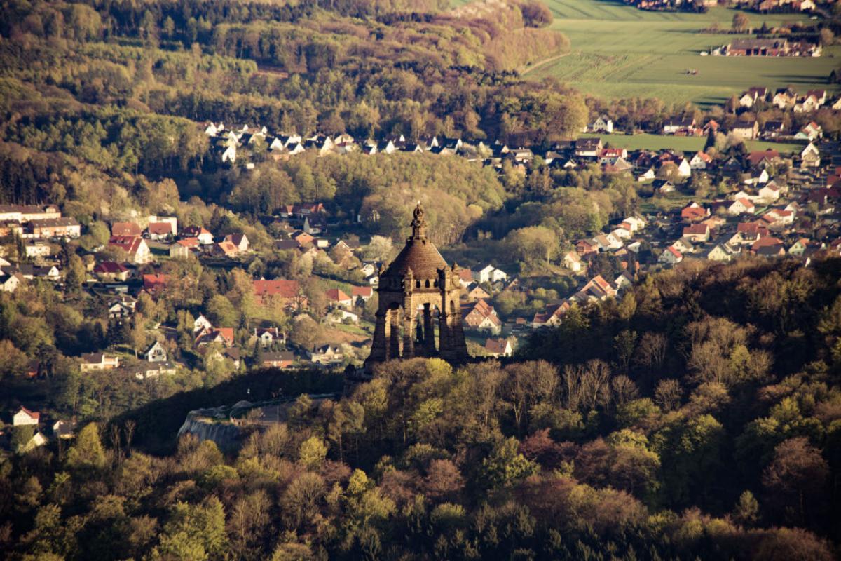 Blick auf das KAiser-Wilhelm-Denkmal und Porta Westfalica - © LWL | Lars Hokamp