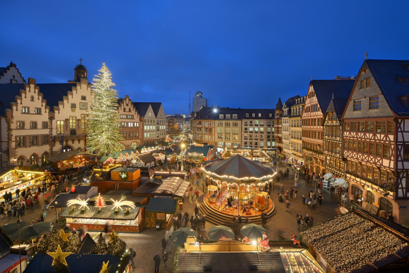 Frankfurter Weihnachtsmarkt am Römer - Gewinnspiel für Rundgang - Abendansicht des Weihnachtsmarkt Frankfurt - © Tourismus+Congress GmbH Frankfurt am Main / Holger Ullmann Frankfurter Weihnachtsmarkt am Römer - Gewinnspiel für Rundgang - Abendansicht des Weihnachtsmarkt Frankfurt - © Tourismus+Congress GmbH Frankfurt am Main / Holger Ullmann