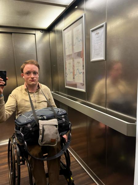 Voll bepackt im Aufzug - © Tyll Reinisch