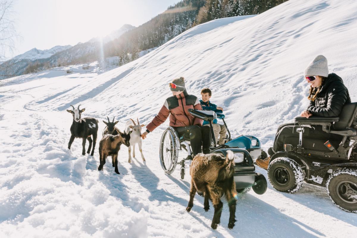Auf verschneiten Wanderwegen können Rollstuhlfahrer von Zuggeräten und Outdoor-Rollstühlen unterstützt werden - © Die West GmbH