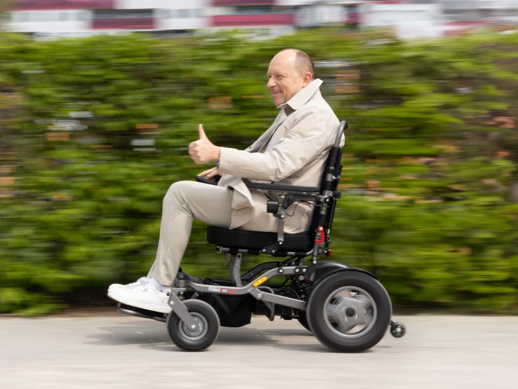 Mit einer Höchstgeschwindigkeit von 12 km/h vereint der GT01 von FreedomChair Mobilität und Fahrspaß. - © ackerblau OG