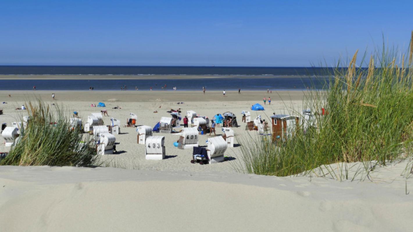 Spiekerooger Strand - Seit Ende August 2026 stehen am Spiekerooger Strand zwei neue Rollstuhlstrandkörbe bereit. Sie ermöglichen Gästen im Rollstuhl entspannte Stunden mit Blick auf die Nordsee. - © Ostfriesland Tourismus GmbH, Ostfriesland.travel I HAD