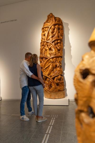 In drei Ausstellungsräumen sind die Holzskulpturen von Otto Flath zu sehen. - In drei Ausstellungsräumen sind die Holzskulpturen von Otto Flath zu sehen. - © badsegeberg-tourismus.de/bewegtbild
