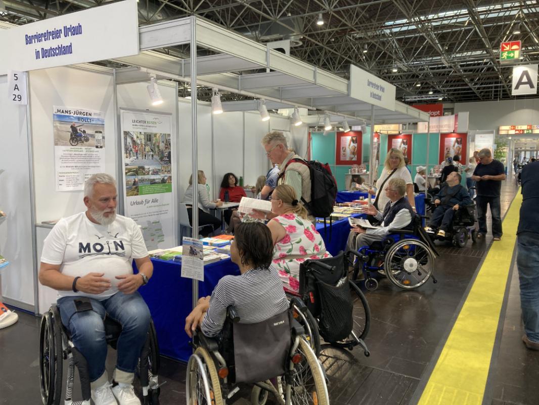 Stand der AG Leichter Reisen auf der REHACARE. - Stand der AG Leichter Reisen auf der REHACARE. - ©Ostfriesland Tourismus GmbH