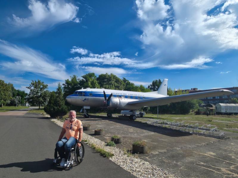 Auf dem Vorplatz vom Technik-Museum Hugo Junkers in Dessau, im Hintergrund ist eine restaurierte "J 13" in klassischer Lufthansa-Lackierung - © Hans-Jürgen Rohe