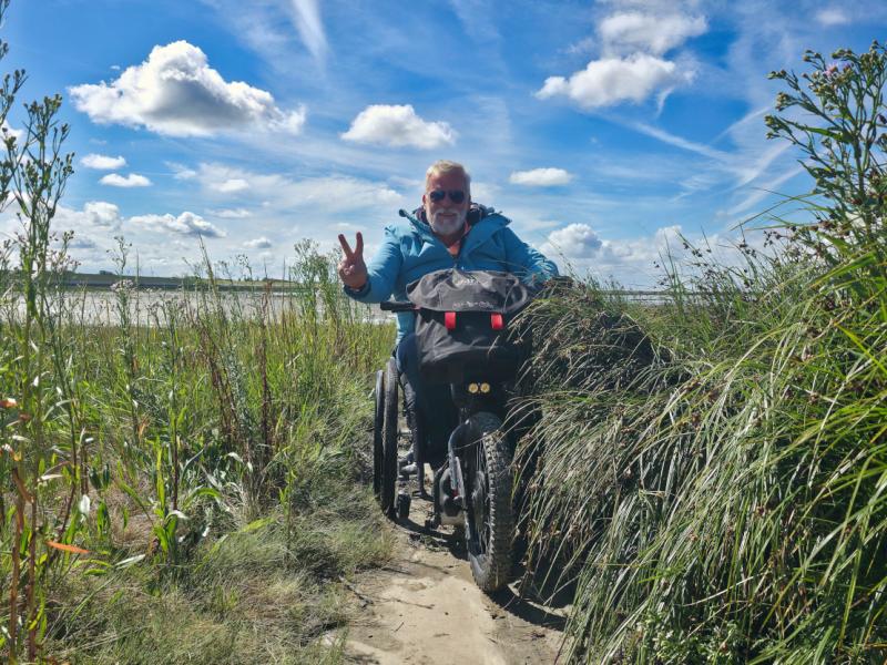Mit dem Zuggerät durch den üppigen Bewuchs der Salzwiesen in der Nähe der Strandpromenade von Norddeich in Ostfriesland - © Hans-Jürgen Rohe