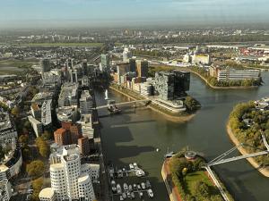 Panoramaaussicht über Düsseldorf vom Rheinturm | © Julia Faupel