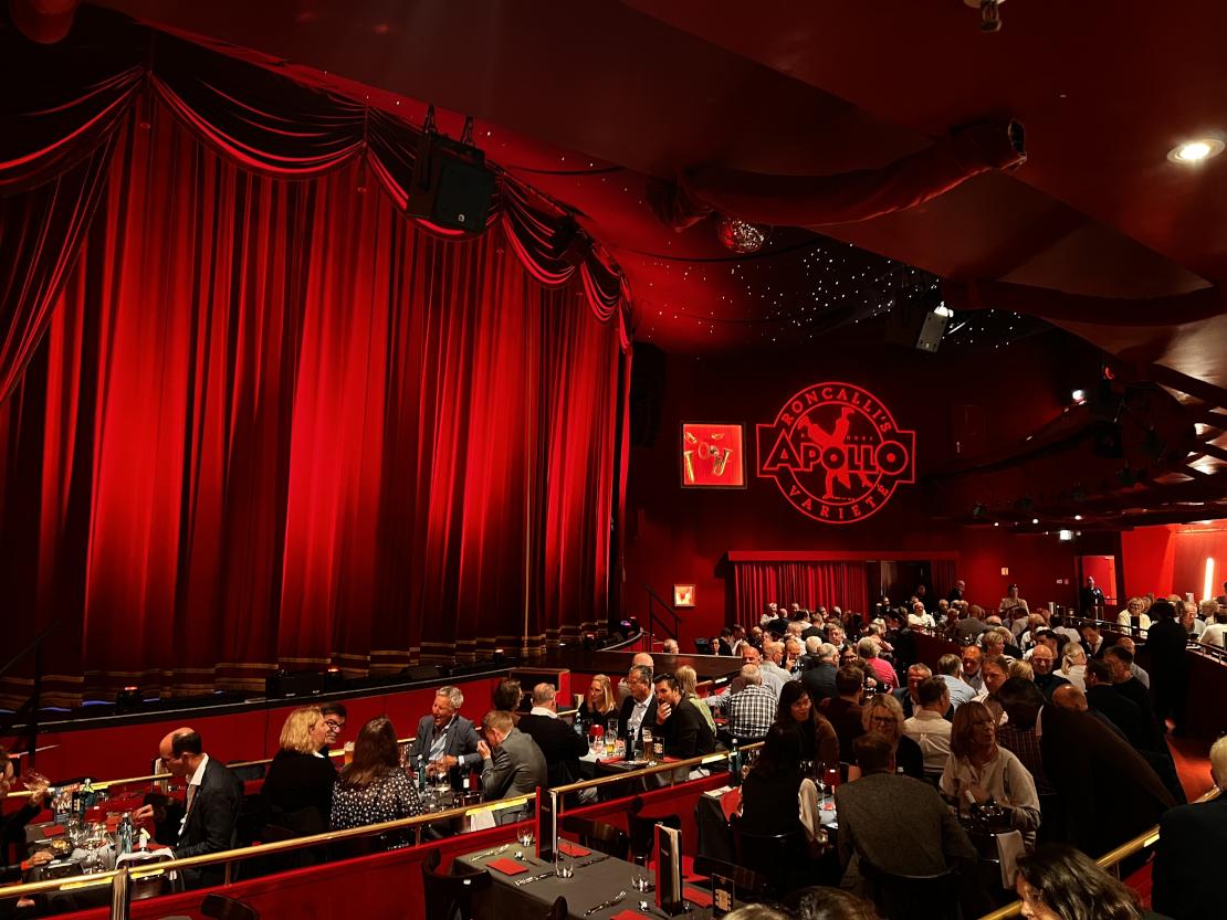 Show & Dine im Roncalli's Apollo Varieté - für Menschen im Rollstuhl stehen ausgewählte Tische zur Verfügung, die telefonisch reserviert werden können - © Julia Faupel