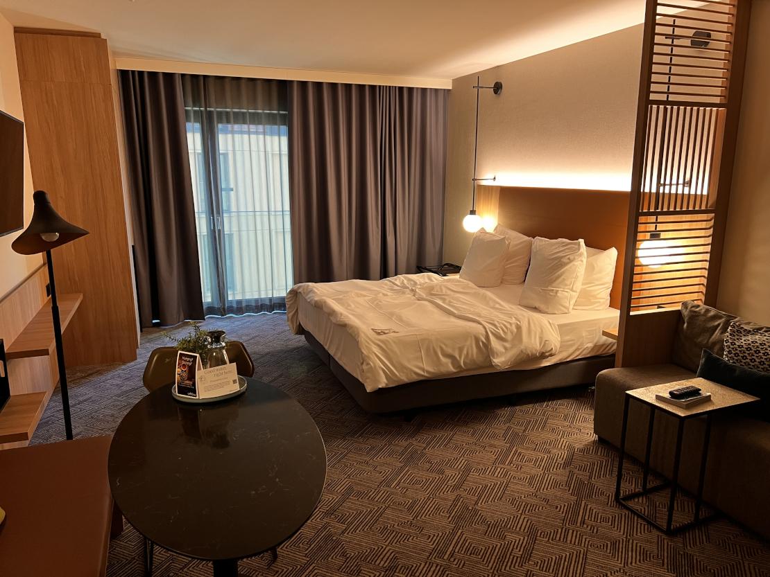 Barrierefreies Zimmer im Adina Apartment Hotel - © Julia Faupel