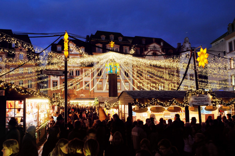 Auch in diesem Jahr gab es Verbesserungen an der Barrierefreiheit - Weihnachtsmarkt und historische Markthäuser bei Abenddämmerung - © Landeshauptstadt Mainz