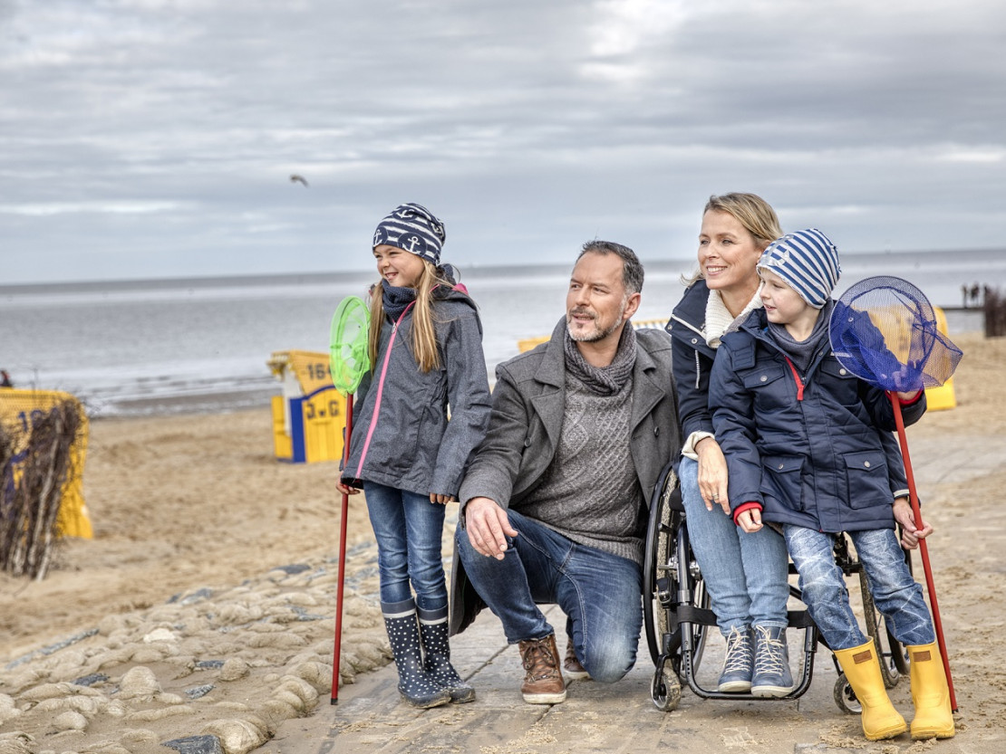Strand in Cuxhaven - Familie genießt den Strandurlaub auf rollstuhltauglichem Weg - © Christian Bierwagen