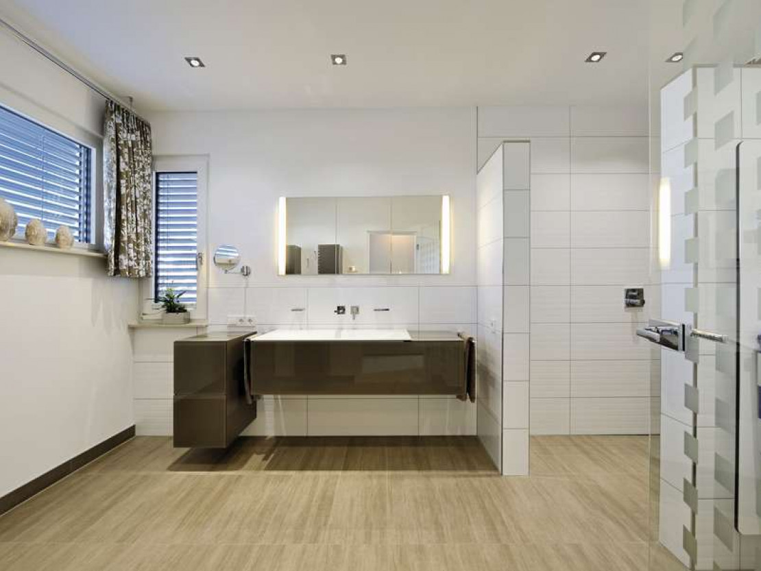 Das großzügige Badezimmer mit Walk-In-Dusche bietet viel Bewegungsfreiheit. - © djd/WeberHaus.de